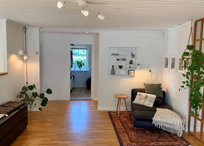 House By The Sea, Naeset 别墅