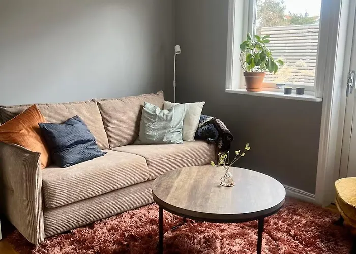 House By The Sea, Naeset 别墅