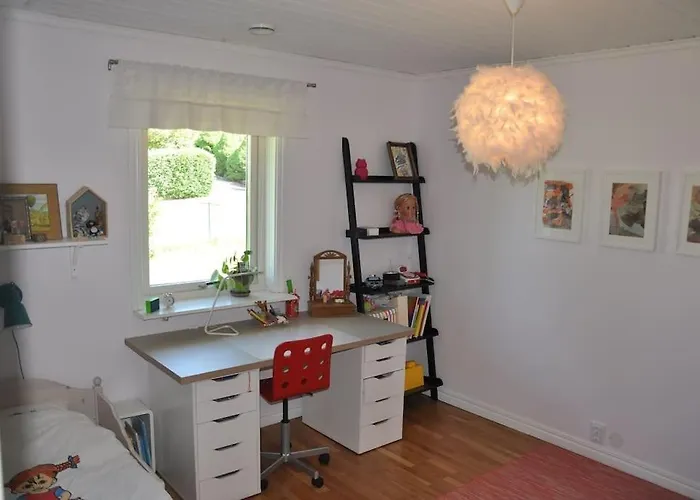 House By The Sea, Naeset Villa