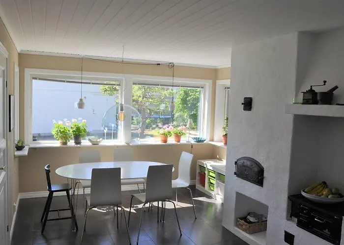 House By The Sea, Naeset *