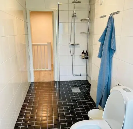 Hus Med 12 Baeddar Naera Och Gratis Parkering *