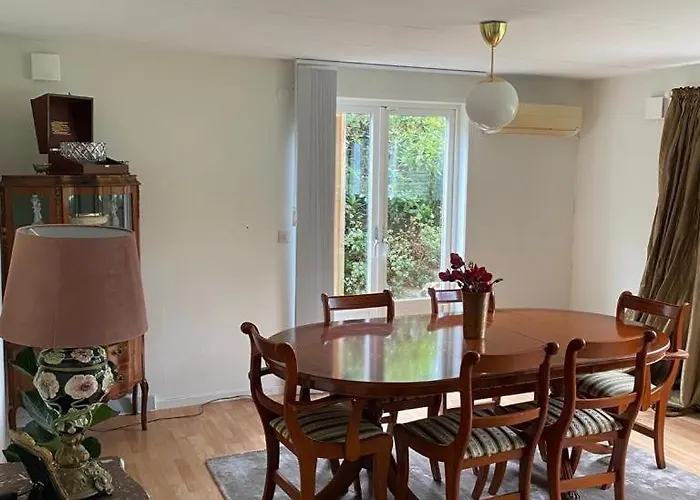 Mysig Laegenhet Med Villakaensla شقة