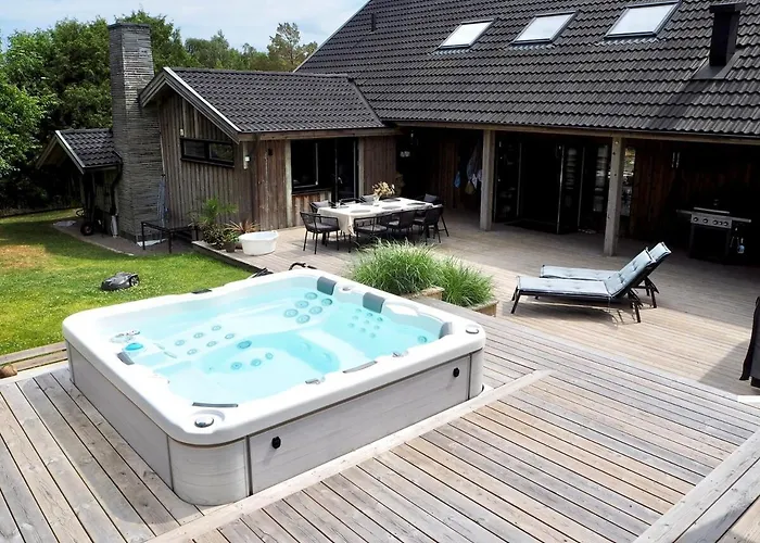 Social Near The Sea! Villa *