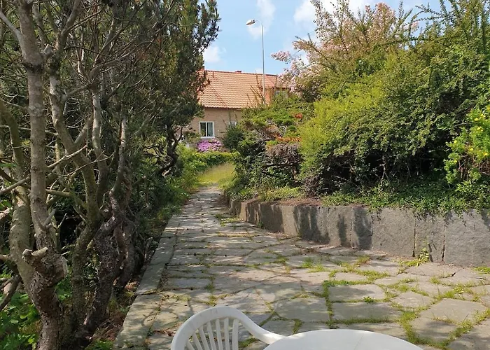 Апартаменты Cozy In 50s 10 Min Tram Ride To