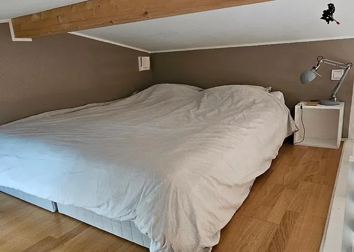 Tiny Grey House With Loft, 15 Min From Center Casa vacanze