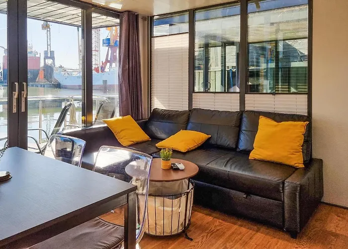 Hotel en barco Stunning Ship In With Sauna