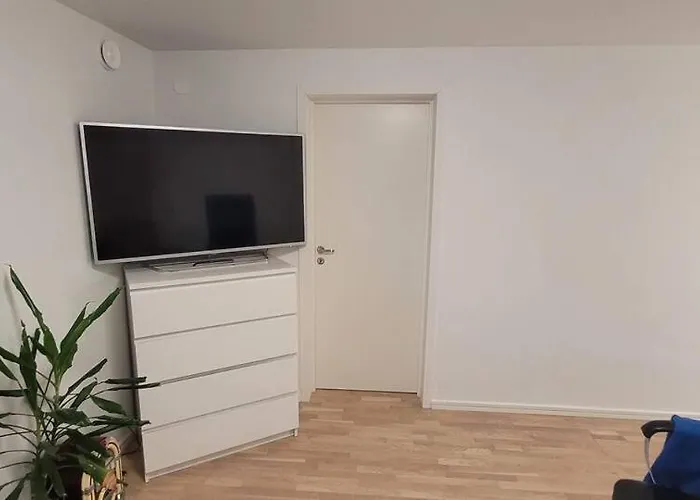 Two Bedroom Modern Near Volvo Cars Apartamento *