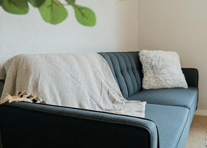 Stylish, Close To Tram & Shops