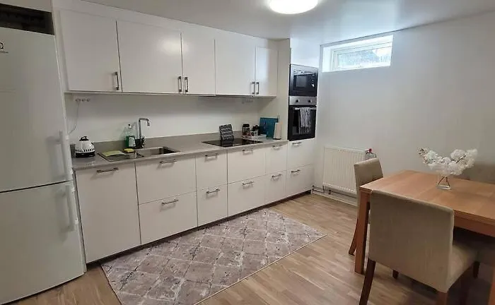 Two Bedroom Modern Near Volvo Cars * Gotemburgo