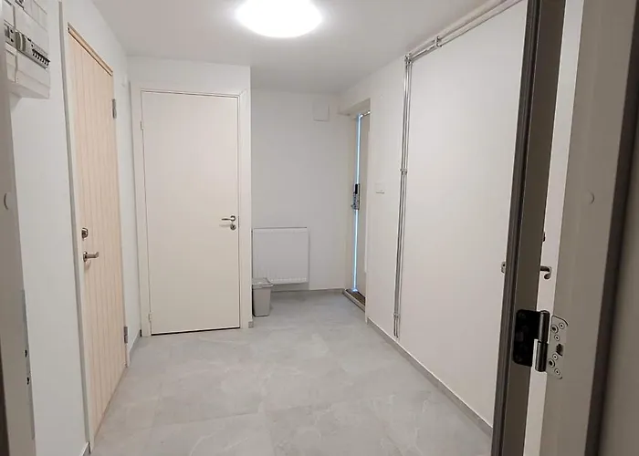 Two Bedroom Modern Near Volvo Cars Apartamento *
