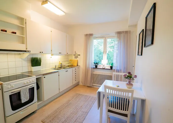 Welcoming Near Cafés, City&tram Lines *