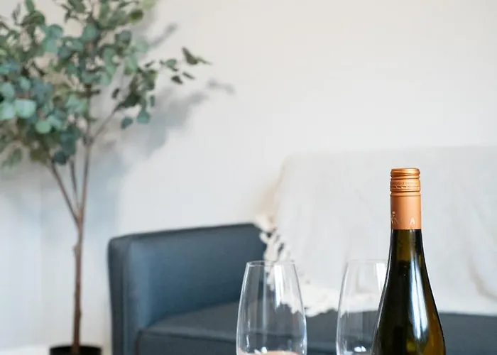 Stylish, Close To Tram & Shops Apartament *