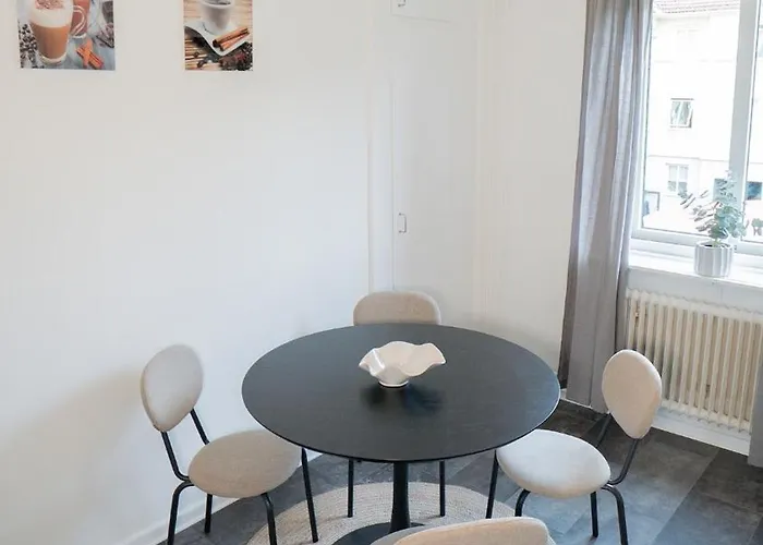 Stylish, Close To Tram & Shops *