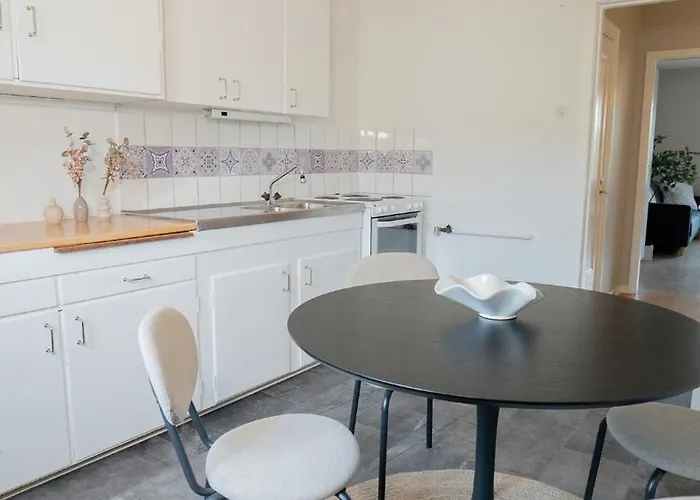 Stylish, Close To Tram & Shops