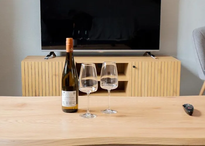 Stylish, Close To Tram & Shops Apartament *