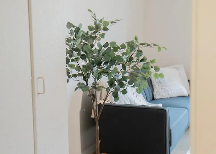 Stylish, Close To Tram & Shops Apartament