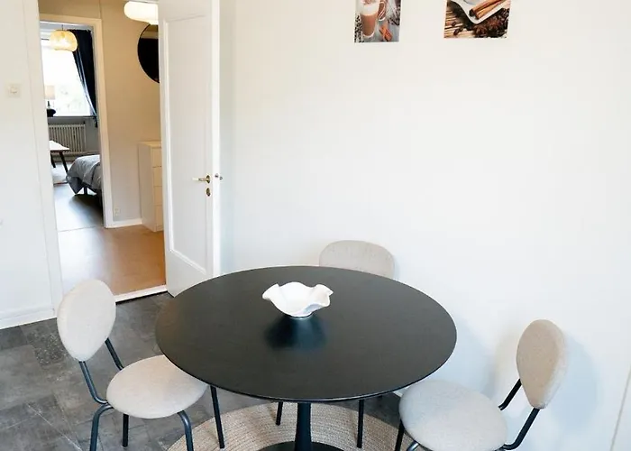 Stylish, Close To Tram & Shops