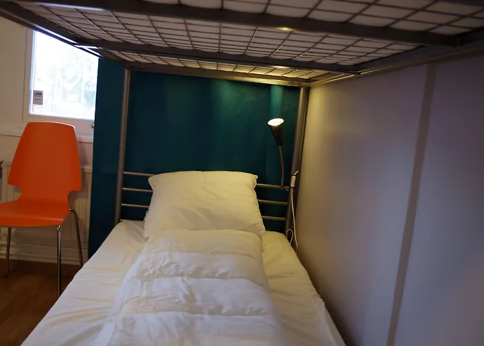 Spoton & Sportsbar Hostel *