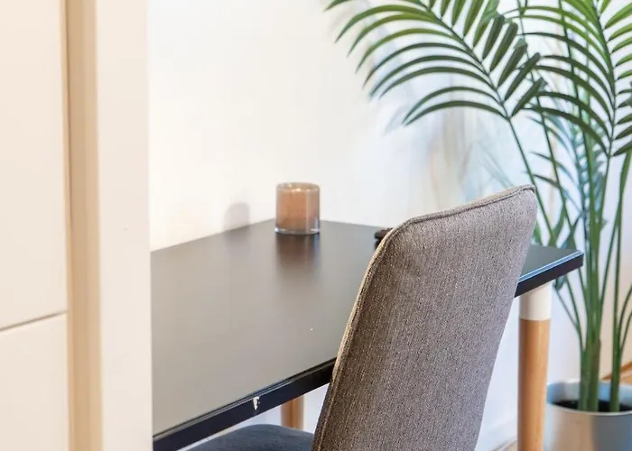 Prime Location, Spacious Διαμέρισμα