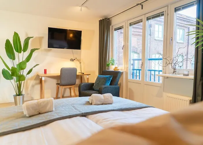 Earth-toned Studio, Near Haga & Jaerntorget * 예테보리