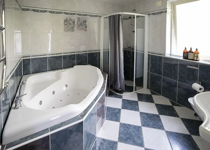 Treetop Hangout & 3*