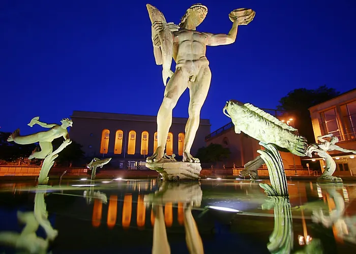 Treetop Hangout & Hotell