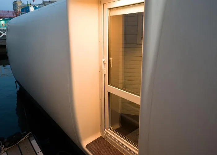 Unique Houseboat Experience In Gotemburgo