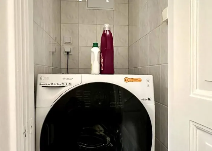 Family & Worker In Apartamento *