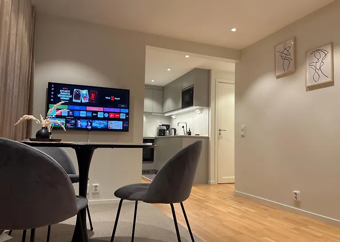 Luxurious With Free Parking