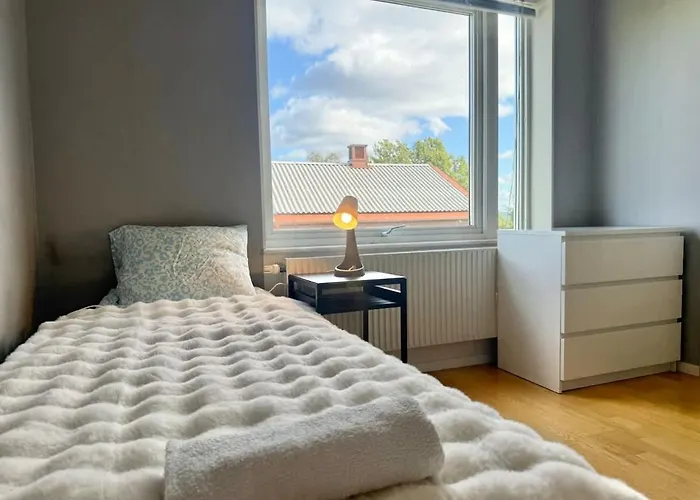 Business Groups - 4 Bedrooms - 7 Beds - Near Volvo *