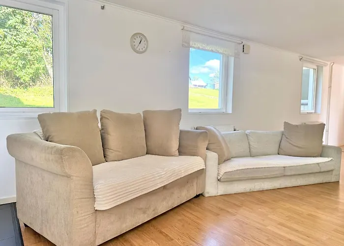 Workers • 19 Beds • 3 Kitchens • Volvo • Parking Holiday home