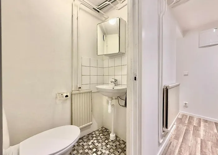 Workers Basement - 3 Bedroom - 6 Beds - 2 Baths - Parking - Volvo