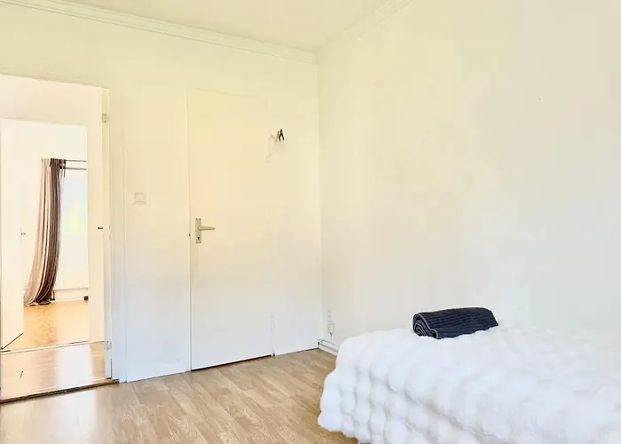 Perfect Workers - 11 Beds - 7 Bedroom - 2 Baths - Volvo Holiday home *