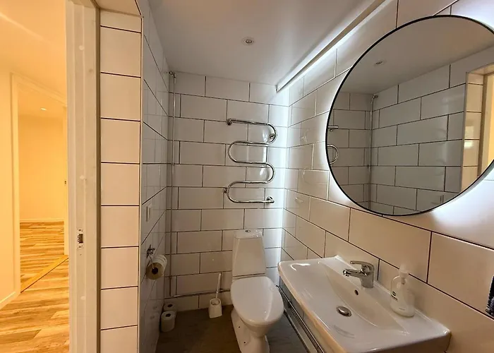 Workers Basement - 3 Bedroom - 6 Beds - 2 Baths - Parking - Volvo Сasa de vacaciones *