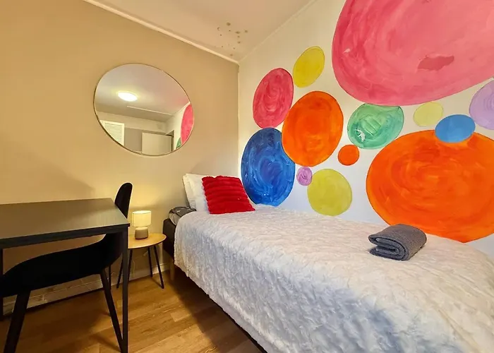 Workers House - 4 Bedroom - 7 Beds - Near Volvo - Desks Semesterbostad *