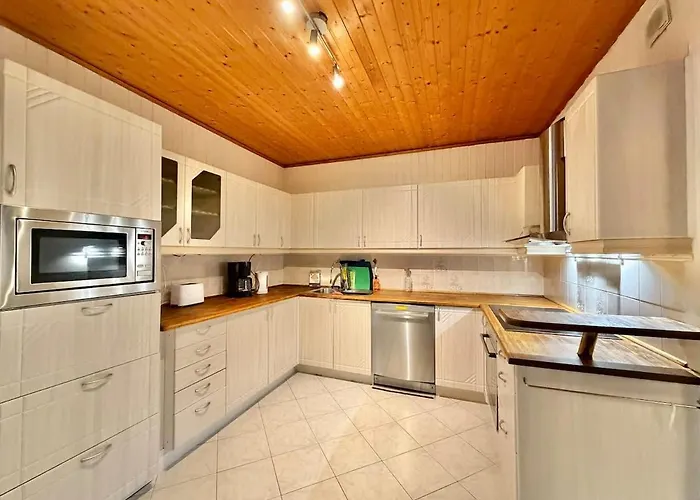 Workers House - 4 Bedroom - 7 Beds - Near Volvo - Desks * Göteborg