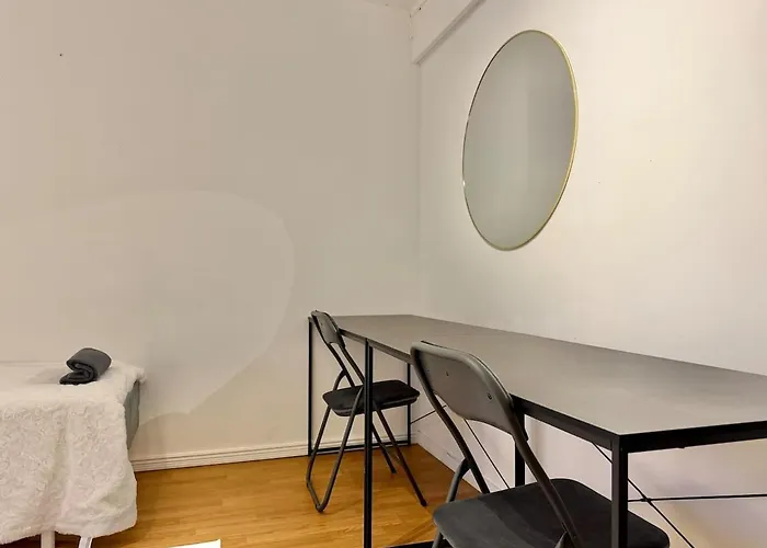 Workers House - 4 Bedroom - 7 Beds - Near Volvo - Desks 펜션 *