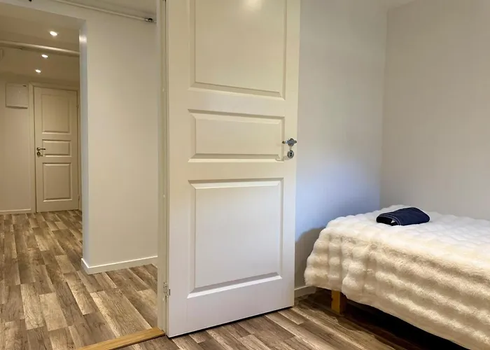 Workers Basement - 3 Bedroom - 6 Beds - 2 Baths - Parking - Volvo