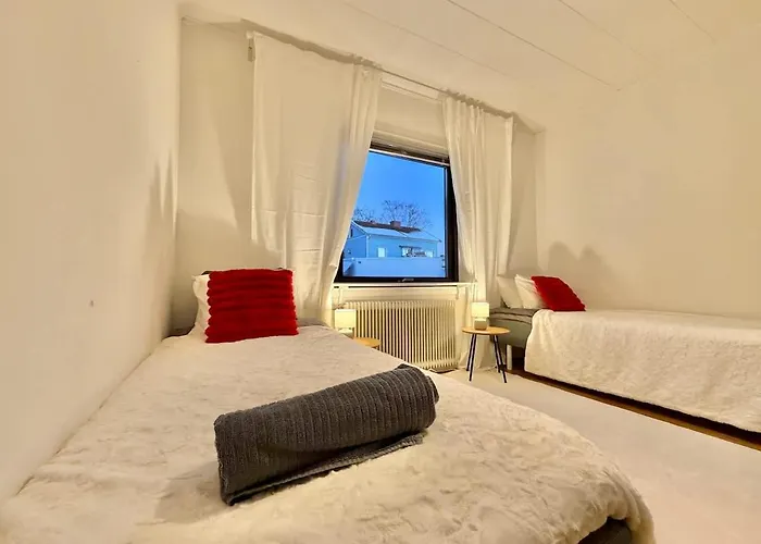 Workers House - 4 Bedroom - 7 Beds - Near Volvo - Desks 펜션 *