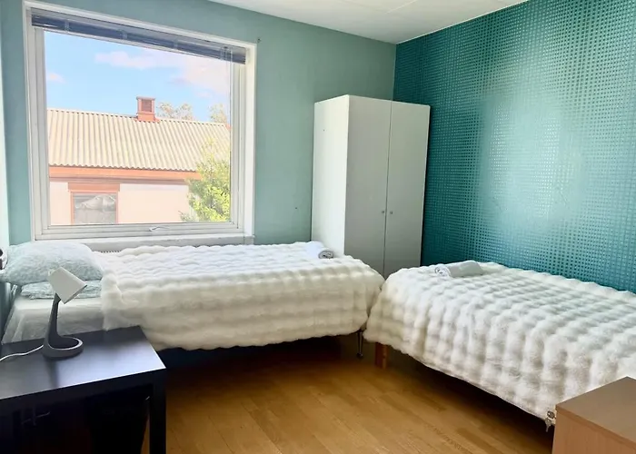 Business Groups - 4 Bedrooms - 7 Beds - Near Volvo Holiday home