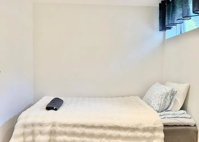 Сasa de vacaciones Workers Basement - 3 Bedroom - 6 Beds - 2 Baths - Parking - Volvo