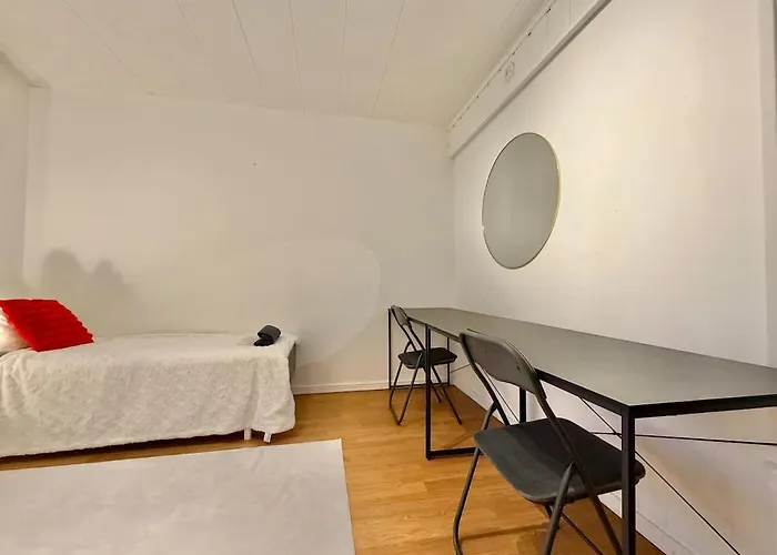 Workers House - 4 Bedroom - 7 Beds - Near Volvo - Desks *