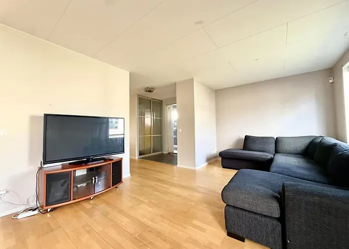 Holiday home Business Groups - 4 Bedrooms - 7 Beds - Near Volvo *