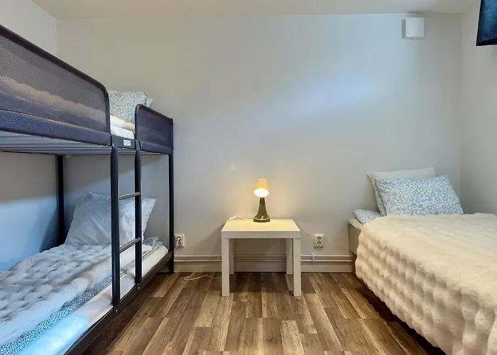 Holiday home Workers Basement - 3 Bedroom - 6 Beds - 2 Baths - Parking - Volvo *