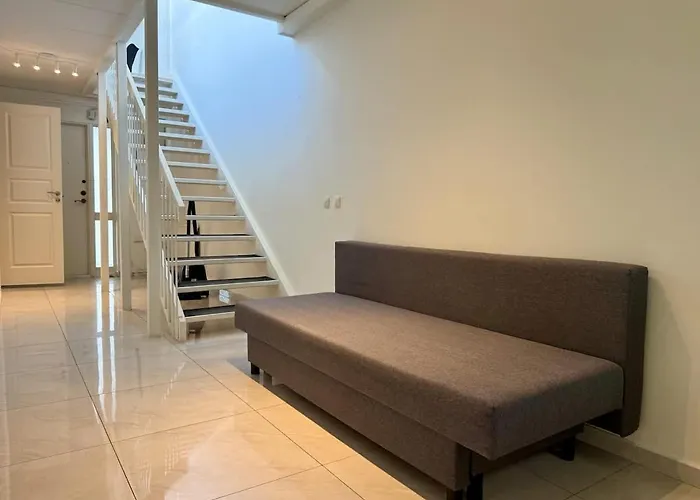 Workers - 2 Bath - 9 Beds - Parking