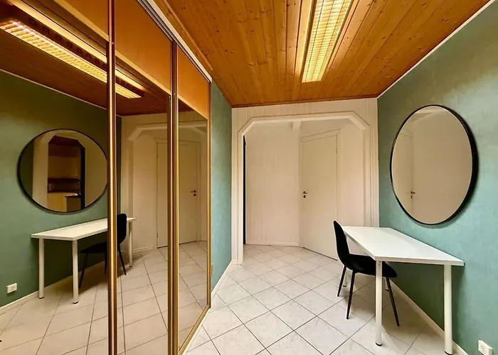 Workers House - 4 Bedroom - 7 Beds - Near Volvo - Desks Semesterbostad