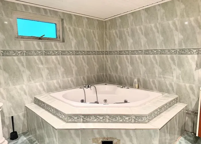 Workers - 5 Bedroom - 2 Bath - Volvo - Parking * Gotemburgo