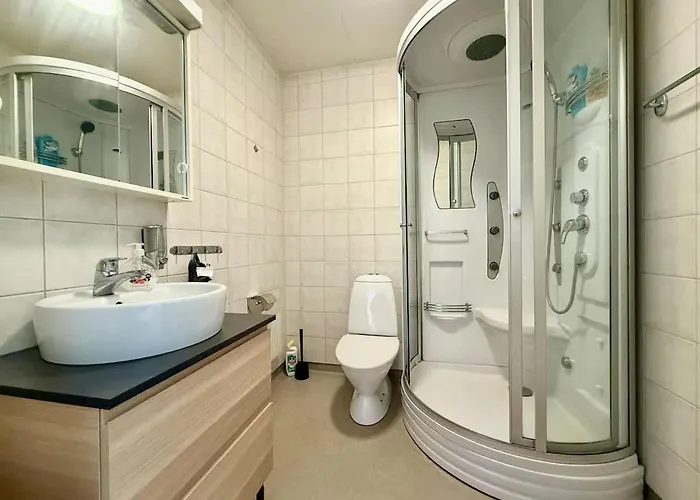 Business Groups - 4 Bedrooms - 7 Beds - Near Volvo Holiday home