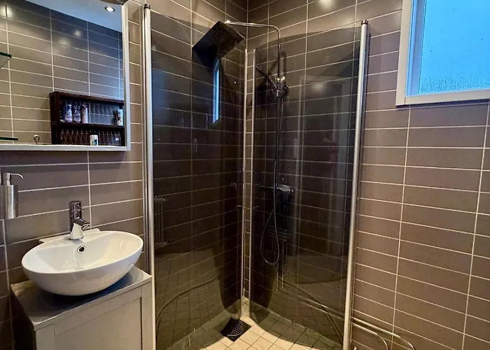 6 Beds - 4 Bedroom - For Workers - Volvo - Parking