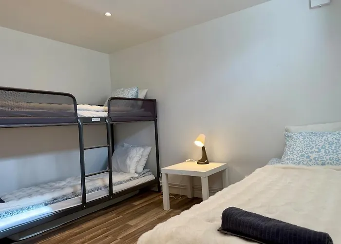 Сasa de vacaciones Workers Basement - 3 Bedroom - 6 Beds - 2 Baths - Parking - Volvo